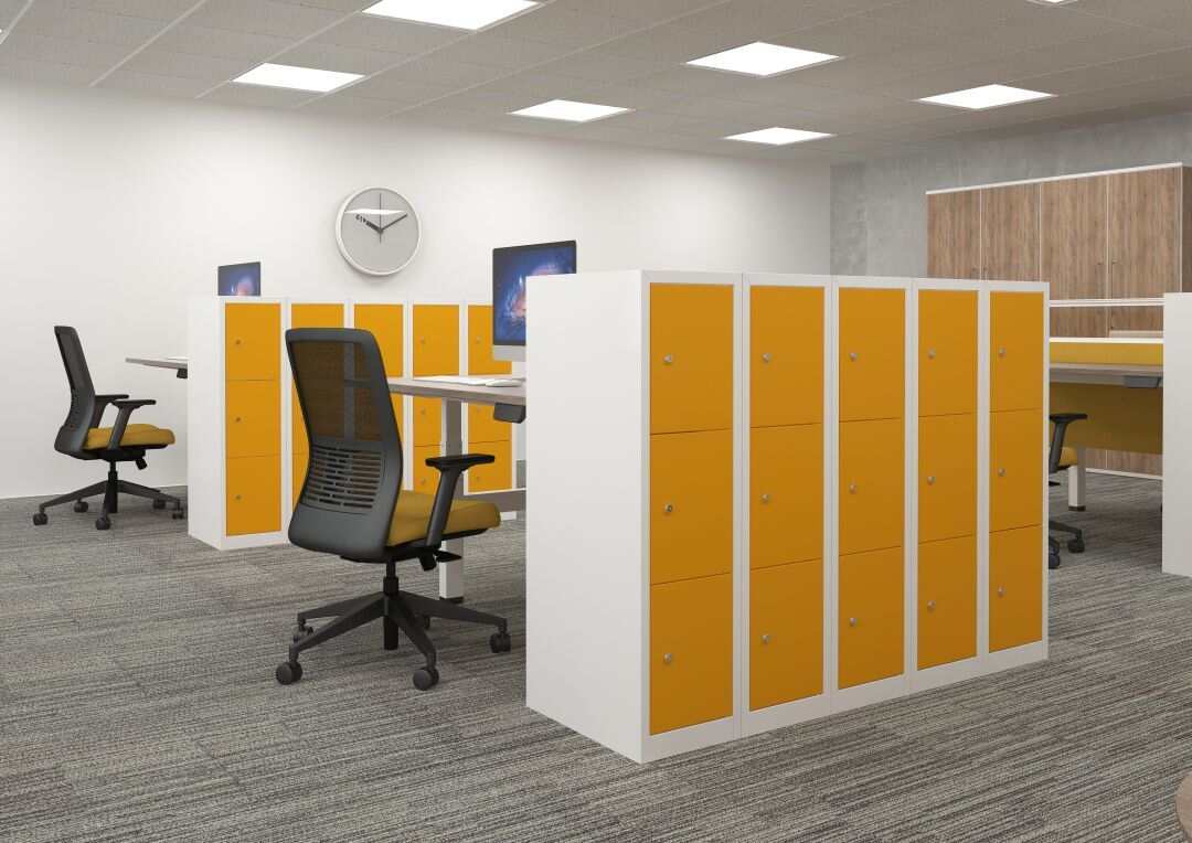 kantoor met halfhoge lockers met witte ombouw en gele deuren