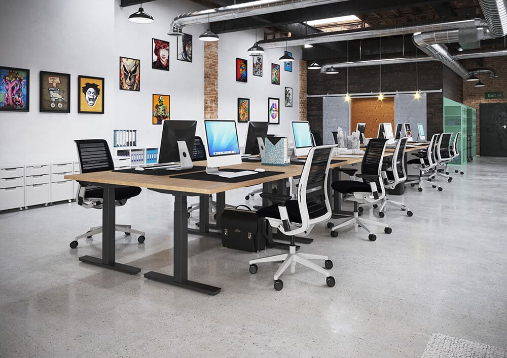 kantoor met laptops zit sta bureaus en bureaustoelen