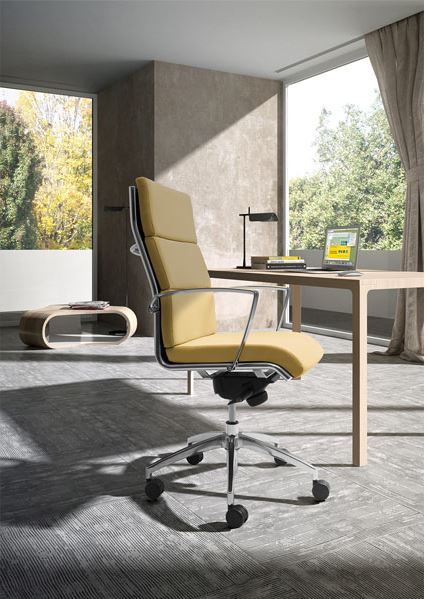 Gele bureaustoel in thuis kantoor
